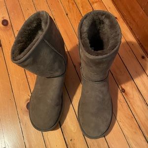 Woman’s classic Ugg boots Olive green
